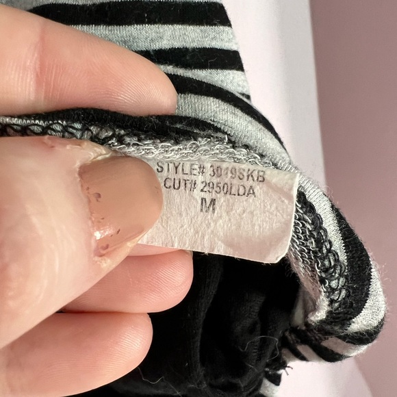 Mini skirt black and light grey striped with pockets stretchy. Made by ReneeC - Picture 7 of 7